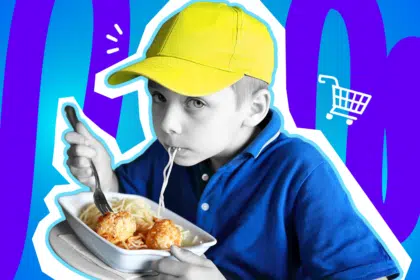 Humorvolle Collage zum Thema Möbel-Shopping: Ein Junge in Schwarz-Weiß isst konzentriert Spaghetti mit Fleischbällchen. Passend zu den Farben des bekannten schwedischen Möbelhauses trägt er eine leuchtend gelbe Kappe und ein knallblaues Poloshirt. Rechts neben ihm schwebt ein weißes Einkaufswagen-Icon. Das Pop-Art-Motiv vor einem blau-violetten Wellen-Hintergrund visualisiert humorvoll den obligatorischen Restaurant-Besuch und das unvermeidliche Kauf-Chaos beim Möbel-Shoppen.