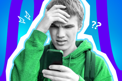 Humorvolle Collage zum Thema emotionale Überforderung und irrationale Tränen: Eine weinende Person in Schwarz-Weiß blickt völlig verzweifelt auf ein Smartphone in der Hand und fasst sich gestresst an die Stirn. Die Person trägt einen leuchtend grünen Kapuzenpullover. Weiße Blitz- und Fragezeichen-Icons um den Kopf sowie das Pop-Art-Motiv vor einem markanten blau-violetten Wellen-Hintergrund visualisieren pointiert den plötzlichen emotionalen Zusammenbruch, die absolute Reizüberflutung im Alltag und die völlig absurden Kleinigkeiten, die das Fass manchmal einfach zum Überlaufen bringen.