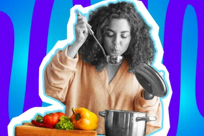 Humorvolle Collage zum Thema Kochen und Küchen-Chaos: Eine Frau mit Locken in Schwarz-Weiß pustet konzentriert auf eine Schöpfkelle, um ihre Suppe zu probieren. Sie trägt einen flauschigen, apricotfarbenen Pullover. Vor ihr auf einem Holzbrett liegt leuchtend buntes Gemüse (rote Tomaten, eine gelbe Paprika, grüner Salat und Gurke), daneben steht ein Kochtopf. Das Pop-Art-Motiv vor einem blau-violetten Wellen-Hintergrund visualisiert humorvoll alltägliche Koch-Experimente und kulinarische Herausforderungen.