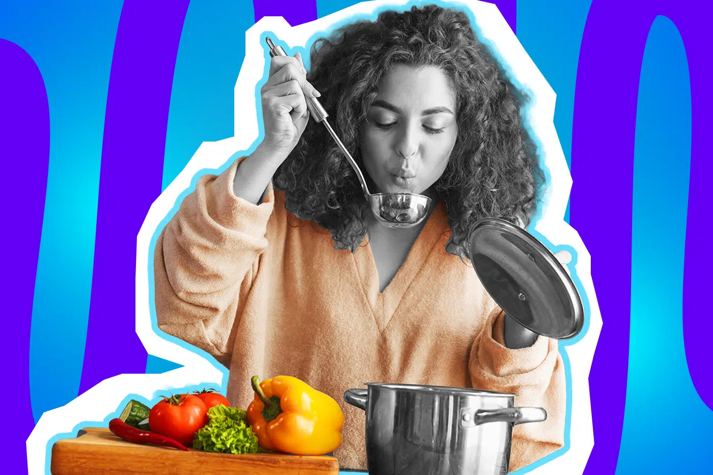 Humorvolle Collage zum Thema Kochen und Küchen-Chaos: Eine Frau mit Locken in Schwarz-Weiß pustet konzentriert auf eine Schöpfkelle, um ihre Suppe zu probieren. Sie trägt einen flauschigen, apricotfarbenen Pullover. Vor ihr auf einem Holzbrett liegt leuchtend buntes Gemüse (rote Tomaten, eine gelbe Paprika, grüner Salat und Gurke), daneben steht ein Kochtopf. Das Pop-Art-Motiv vor einem blau-violetten Wellen-Hintergrund visualisiert humorvoll alltägliche Koch-Experimente und kulinarische Herausforderungen.