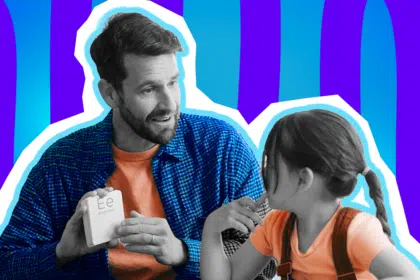 Humorvolle Collage zum Thema Lernen und Klausurvorbereitung: Ein motiviert blickender Mann in Schwarz-Weiß hält erklärend eine Lernkarte mit der Aufschrift „Ee elephant“ hoch. Er trägt ein leuchtend blau kariertes Hemd über einem orangefarbenen T-Shirt. Ihm gegenüber sitzt ein kleines Mädchen in Schwarz-Weiß mit einem orangefarbenen Shirt und einer braunen Latzhose, das aufmerksam, aber auch leicht nachdenklich auf die Karte schaut. Das Pop-Art-Motiv vor einem blau-violetten Wellen-Hintergrund visualisiert humorvoll den elterlichen Nachhilfe-Einsatz und die mühsame (aber oft ablenkungsreiche) Vorbereitung auf Schulaufgaben