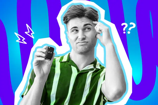 Humorvolle Collage zum Thema Führerschein und Nicht-Autofahrer: Ein verwirrt und leicht ahnungslos dreinblickender Mann in Schwarz-Weiß kratzt sich nachdenklich am Kopf, während er in der anderen Hand fragend einen Autoschlüssel betrachtet. Er trägt ein leuchtend grün-weiß gestreiftes Hemd, das farblich stark hervortritt. Weiße Fragezeichen- und Blitz-Icons sowie das Pop-Art-Motiv vor einem markanten blau-violetten Wellen-Hintergrund visualisieren pointiert die absolute Ahnungslosigkeit von Menschen ohne Führerschein, die Tücken des Autofahrens und die allgemeine Überforderung, wenn man plötzlich selbst hinters Lenkrad soll.