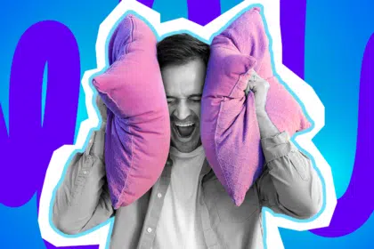 Humorvolle Collage zum Thema Lärmbelästigung: Ein verzweifelter Mann in Schwarz-Weiß schreit auf und drückt sich zwei leuchtend pink-violette Kissen fest auf die Ohren, um den Krach auszublenden. Das Pop-Art-Motiv vor einem blau-violetten Wellen-Hintergrund visualisiert humorvoll den ultimativen Frust über laute Nachbarn, sonntägliches Bohren und das typische Chaos in einem Mehrfamilienhaus.