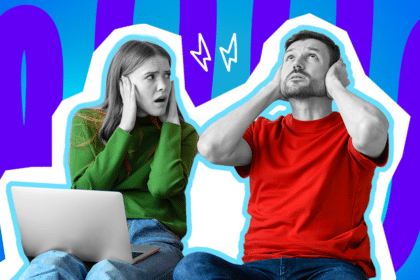 Humorvolle Collage zum Thema Nachbarschaftsstreit und Lärmbelästigung: Ein Paar in Schwarz-Weiß sitzt sichtlich genervt beieinander und hält sich mit schmerzverzerrten Gesichtern verzweifelt die Ohren zu. Der Mann, der ein leuchtend rotes T-Shirt trägt, blickt dabei strafend und flehend nach oben zur Zimmerdecke. Die Frau daneben trägt einen knallgrünen Pullover, schaut fassungslos und hat einen aufgeklappten Laptop vor sich auf dem Schoß. Weiße Blitz-Icons und das Pop-Art-Motiv vor einem markanten blau-violetten Wellen-Hintergrund visualisieren pointiert den absoluten Horror von hellhörigen Wohnungen, trampelnden Nachbarn und dem ganz normalen Wahnsinn im Treppenhaus.