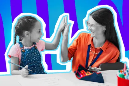 Fröhliche Collage zum Thema Schulalltag, Unterricht und Lehrer-Schüler-Dynamik: Auf der linken Seite sitzt eine junge Schülerin in Schwarz-Weiß an einem Schreibtisch und lächelt freudig. Sie trägt ein rosafarbenes T-Shirt und eine dunkelblaue Latzhose mit Blumenmuster, die farblich extrem stark hervortreten. Auf der rechten Seite sitzt ihr eine lächelnde Lehrerin in Schwarz-Weiß mit Brille gegenüber, die ein leuchtend orangefarbenes Hemd trägt. Die beiden geben sich motivierend ein High-Five. Bunte Stifte in einem geöffneten Federmäppchen auf dem Tisch sowie das Pop-Art-Motiv vor einem markanten blau-violetten Wellen-Hintergrund visualisieren pointiert die kleinen Erfolgsmomente im Klassenzimmer und rufen nostalgische (oder leicht traumatisierende) Erinnerungen an die eigene Schulzeit wach.