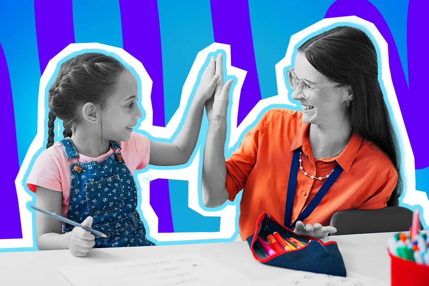 Fröhliche Collage zum Thema Schulalltag, Unterricht und Lehrer-Schüler-Dynamik: Auf der linken Seite sitzt eine junge Schülerin in Schwarz-Weiß an einem Schreibtisch und lächelt freudig. Sie trägt ein rosafarbenes T-Shirt und eine dunkelblaue Latzhose mit Blumenmuster, die farblich extrem stark hervortreten. Auf der rechten Seite sitzt ihr eine lächelnde Lehrerin in Schwarz-Weiß mit Brille gegenüber, die ein leuchtend orangefarbenes Hemd trägt. Die beiden geben sich motivierend ein High-Five. Bunte Stifte in einem geöffneten Federmäppchen auf dem Tisch sowie das Pop-Art-Motiv vor einem markanten blau-violetten Wellen-Hintergrund visualisieren pointiert die kleinen Erfolgsmomente im Klassenzimmer und rufen nostalgische (oder leicht traumatisierende) Erinnerungen an die eigene Schulzeit wach.