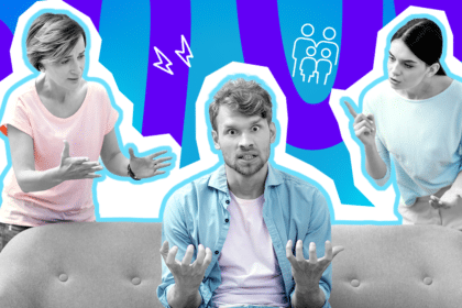 Humorvolle Collage zum Thema Schwiegereltern und Familienstreit: In der Mitte sitzt ein völlig überforderter, gestresster Mann auf einem grauen Sofa, blickt mit aufgerissenen Augen verzweifelt in die Kamera und hebt hilflos die Hände. Er trägt ein hellblaues Hemd über einem rosa T-Shirt. Hinter ihm stehen zwei aufgebrachte Frauen in Schwarz-Weiß, die ihn in die Zange nehmen: Links eine ältere Frau in einem rosa T-Shirt, die wild und anklagend gestikuliert, rechts eine jüngere Frau in einem hellblauen Oberteil, die streng mit dem Finger auf ihn zeigt. Weiße Blitz-Icons, ein Familien-Icon und das Pop-Art-Motiv vor einem markanten blau-violetten Wellen-Hintergrund visualisieren pointiert das klassische "Zwischen den Stühlen stehen", den Generationenkonflikt und den puren Stress mit dem berüchtigten Schwiegermonster.