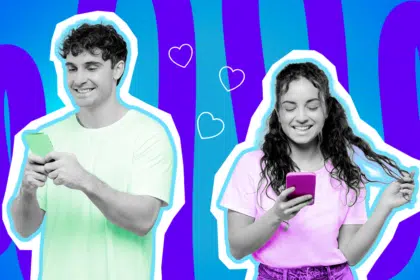 Humorvolle Collage zum Thema Dating, Flirten und Beziehungsstatus: Auf der linken Seite steht ein lächelnder Mann in Schwarz-Weiß, der in einem leuchtend mintgrünen T-Shirt fröhlich auf sein farblich passendes Smartphone tippt. Auf der rechten Seite blickt eine junge Frau in Schwarz-Weiß glücklich auf ihr knallpinkes Handy, während sie sich spielerisch eine lockige Haarsträhne um den Finger wickelt. Sie trägt ein leuchtend pinkfarbenes T-Shirt. Weiße, schwebende Herz-Icons und das Pop-Art-Motiv vor einem markanten blau-violetten Wellen-Hintergrund visualisieren pointiert das aufregende Kribbeln beim Flirten per Chat, die sprichwörtliche rosa Brille in der Kennenlernphase und den ständigen Austausch von Dating-Gossip.