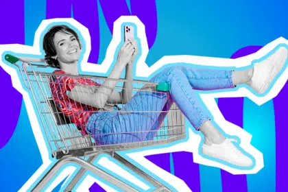 Humorvolle Collage zum Thema Online-Shopping und Schnäppchenjagd: Eine fröhlich strahlende Frau in Schwarz-Weiß sitzt völlig entspannt und mit ausgestreckten Beinen in einem Einkaufswagen, während sie begeistert auf ihr Smartphone tippt. Sie trägt ein farbenfrohes, rot-blau gemustertes Oberteil, eine blaue Jeans und weiße Sneaker. Das Pop-Art-Motiv vor einem markanten blau-violetten Wellen-Hintergrund visualisiert pointiert die große Freude am bequemen Shoppen per App und das triumphale Gefühl, online ein richtig gutes Schnäppchen gemacht zu haben