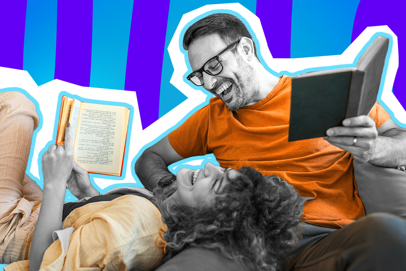 Humorvolle Collage zum Thema Vorlesen und Zweisamkeit: Ein herzhaft lachendes Paar entspannt beim gemeinsamen Lesen. Die Frau liegt im Vordergrund in Schwarz-Weiß, schaut fröhlich nach oben und hält ein aufgeschlagenes Buch mit leuchtend gelb-orangen Rändern in der Hand. Hinter ihr sitzt ein ebenfalls lachender Mann in Schwarz-Weiß mit Brille, der ein leuchtend oranges T-Shirt trägt und ein dunkles Buch in der Hand hält, aus dem er augenscheinlich amüsiert vorliest. Das Pop-Art-Motiv vor einem markanten blau-violetten Wellen-Hintergrund visualisiert pointiert die unbeschwerte Freude, intime Zweisamkeit und den nostalgischen Zauber, den das gegenseitige Vorlesen auch im Erwachsenenalter noch auslöst.