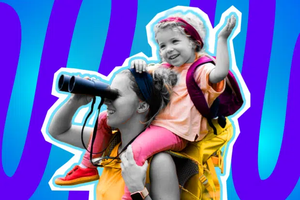 Humorvolle Collage zum Thema Wandern, Familienausflüge und Funktionskleidung: Im Zentrum steht eine lächelnde Frau in Schwarz-Weiß, die angestrengt durch ein schwarzes Fernglas schaut. Auf ihren Schultern sitzt ein lachendes Kind in Schwarz-Weiß in einer leuchtend gelben Wanderkraxe und streckt begeistert einen Arm in die Höhe. Die Outfits der beiden stechen farblich extrem stark hervor: Die Frau trägt ein dunkelblaues Stirnband und ein gelb-orangefarbenes Oberteil, das Kind ein pfirsichfarbenes Shirt, knallpinke Hosen, ein weinrotes Stirnband und leuchtend rote Schuhe. Das Pop-Art-Motiv vor einem markanten blau-violetten Wellen-Hintergrund visualisiert pointiert die vermeintlich fröhliche Wander-Idylle, die im ironischen, absoluten Kontrast zu dem im Text beschriebenen Kindheitstrauma von schweren Rucksäcken und verhasster Outdoor-Kleidung steht.