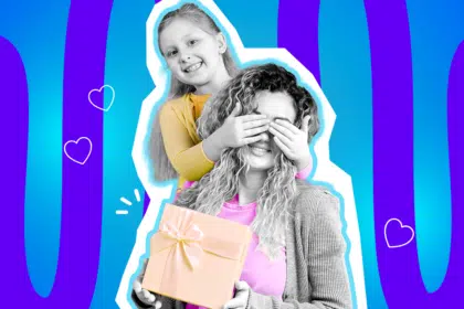 Humorvolle Collage zum Thema Geburtstagsgeschenke und Überraschungen: Ein fröhlich lächelndes Kind in Schwarz-Weiß steht hinter einer Frau und hält ihr spielerisch von hinten die Augen zu. Das Kind trägt ein leuchtend gelbes Oberteil. Die Frau, ebenfalls in Schwarz-Weiß, lächelt sanft, trägt ein knallpinkes Shirt unter einer Strickjacke und hält erwartungsvoll ein pfirsichfarbenes Geschenk mit einer großen Schleife in den Händen. Weiße Herz-Icons und das Pop-Art-Motiv vor einem markanten blau-violetten Wellen-Hintergrund visualisieren pointiert die Vorfreude, die klassische Geburtstagsüberraschung und das schöne (aber im Vorfeld oft stressige) Thema Schenken.