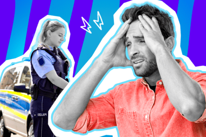 Humorvolle Collage zum Thema Verkehrskontrolle und Polizei-Fails: Auf der linken Seite sieht man eine Polizistin in Uniform in Schwarz-Weiß, die im Hintergrund neben einem blau-gelben Streifenwagen steht und etwas notiert. Auf der rechten Seite steht ein völlig verzweifelter, gestresster Mann in Schwarz-Weiß, der sich mit schmerzverzerrtem Gesicht panisch beide Hände an den Kopf schlägt. Er trägt ein leuchtend korallenrotes Hemd, das farblich extrem stark hervortritt. Weiße Blitz-Icons und das Pop-Art-Motiv vor einem markanten blau-violetten Wellen-Hintergrund visualisieren pointiert die plötzliche Schweißattacke, absurde Überforderung und das klassische "Oh mein Gott, was habe ich falsch gemacht?"-Gefühl, wenn das rote "Bitte folgen"-Schild aufleuchtet.