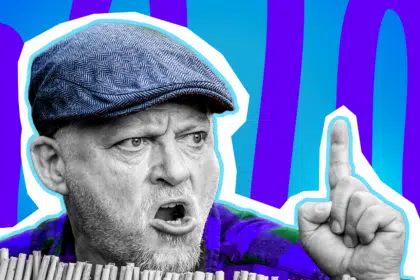 Humorvolle Collage zum Thema „Alman“-Klischees: Ein älterer, schimpfender Mann mit Schiebermütze in Schwarz-Weiß blickt wütend über einen kleinen Gartenzaun und erhebt mahnend den Zeigefinger. Er trägt ein auffällig violett-blau kariertes Hemd. Das Pop-Art-Motiv vor einem blau-violetten Wellen-Hintergrund visualisiert humorvoll den stereotypen, meckernden Nachbarn und die sprichwörtliche deutsche Pingeligkeit.