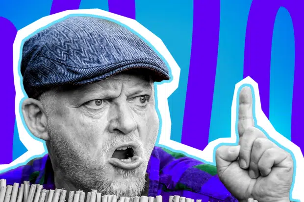 Humorvolle Collage zum Thema „Alman“-Klischees: Ein älterer, schimpfender Mann mit Schiebermütze in Schwarz-Weiß blickt wütend über einen kleinen Gartenzaun und erhebt mahnend den Zeigefinger. Er trägt ein auffällig violett-blau kariertes Hemd. Das Pop-Art-Motiv vor einem blau-violetten Wellen-Hintergrund visualisiert humorvoll den stereotypen, meckernden Nachbarn und die sprichwörtliche deutsche Pingeligkeit.