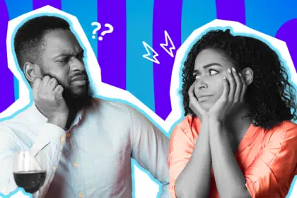 Ausdrucksstarke Collage zum Thema Dating-Fails und Grenzüberschreitungen: Auf der linken Seite stützt ein skeptisch dreinblickender Mann in Schwarz-Weiß seinen Kopf auf die Hand. Er trägt ein hellblaues Hemd, vor ihm ist ein Rotweinglas angeschnitten. Rechts daneben sitzt eine sichtlich genervt blickende Frau in Schwarz-Weiß mit einem leuchtend orangefarbenen Oberteil, die ihren Kopf auf beide Hände stützt und den Mann kritisch von der Seite anblickt. Weiße Fragezeichen- und Blitz-Icons zwischen den beiden sowie das Pop-Art-Motiv vor einem blau-violetten Wellen-Hintergrund visualisieren prägnant die angespannte Stimmung, fehlende Chemie und den unangenehmen Moment, wenn ein Date eine völlig falsche Richtung einschlägt.