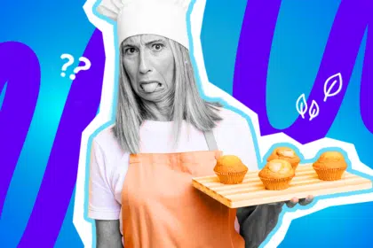 Humorvolle Collage zum Thema Vorurteile beim Essen und veganes Backen: Eine ältere Frau in Schwarz-Weiß mit weißer Kochmütze blickt extrem angewidert in die Kamera und streckt abwertend die Zunge heraus. Sie trägt eine leuchtend orangefarbene Schürze und hält ein Holzbrett mit drei appetitlichen, goldbraunen Muffins in Farbe. Weiße Fragezeichen- und kleine Blatt-Icons (als Symbol für pflanzliche Ernährung) sowie das Pop-Art-Motiv vor einem markanten blau-violetten Wellen-Hintergrund visualisieren pointiert die völlig unbegründete, rein psychologische Abwehrhaltung, die bei vielen Menschen allein schon durch das Wort "vegan" ausgelöst wird, bevor überhaupt der erste Bissen probiert wurde.