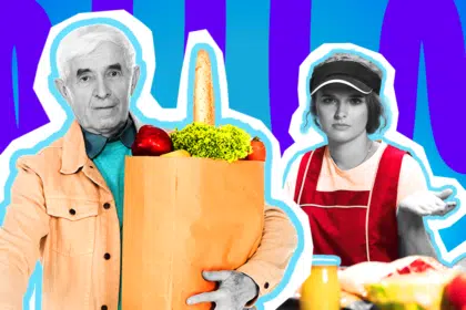 Humorvolle Collage zum Thema Supermarkt-Wahnsinn und Einzelhandels-Frust: Auf der linken Seite steht ein älterer Mann in Schwarz-Weiß, gekleidet in eine leuchtend orangefarbene Jacke über einem blauen Hemd. Er hält eine prall gefüllte, farbige Papiertüte mit Lebensmitteln (Baguette, Salat, Apfel, Karotte) in den Händen. Rechts von ihm blickt eine Kassiererin in Schwarz-Weiß mit roter Weste und schwarzem Visor völlig genervt, fassungslos und resigniert in die Kamera, während sie fragend eine Hand hebt. Das Pop-Art-Motiv vor einem markanten blau-violetten Wellen-Hintergrund visualisiert pointiert den täglichen Stress an der Kasse, unfreundliche Kundschaft und den kollektiven Ausnahmezustand beim Einkaufen.