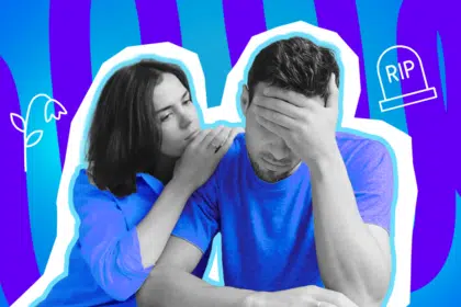 Emotionale Collage zum Thema Trauer, Verlust und Mitgefühl: Auf der linken Seite sitzt eine Frau in Schwarz-Weiß, die einem neben ihr sitzenden Mann tröstend und fürsorglich die Hand auf die Schulter legt. Sie trägt eine leuchtend blaue Bluse. Der Mann, ebenfalls in Schwarz-Weiß, trägt ein farblich passendes leuchtend blaues T-Shirt. Er blickt tief traurig nach unten und schlägt sich voller Trauer eine Hand vor das Gesicht. Weiße Icons – eine verwelkende Blume und ein Grabstein mit der Aufschrift "RIP" – sowie das Pop-Art-Motiv vor einem markanten blau-violetten Wellen-Hintergrund visualisieren pointiert die Themen Abschied, Trauerbewältigung und den Schmerz über den Verlust eines Menschen aus dem direkten Umfeld.