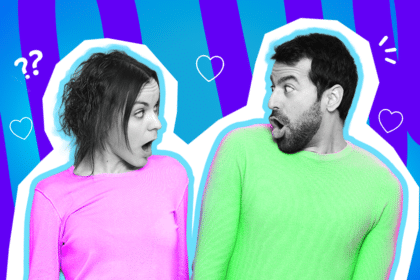 Humorvolle Collage zum Thema Schmetterlingseffekt und unerwartete Lebenswenden: Eine Frau und ein Mann in Schwarz-Weiß blicken sich mit weit aufgerissenen Augen und offenen Mündern völlig verblüfft und überrascht an. Sie trägt einen leuchtend pinkfarbenen Pullover, er einen knallgrünen. Weiße Herz- und Fragezeichen-Icons sowie das Pop-Art-Motiv vor einem markanten blau-violetten Wellen-Hintergrund visualisieren pointiert den absoluten "Mindblown"-Moment, wenn man plötzlich realisiert, dass ein vermeintlich nerviger Zufall oder ein kleines Missgeschick am Ende zu etwas absolut Wundervollem und Lebensveränderndem geführt hat.