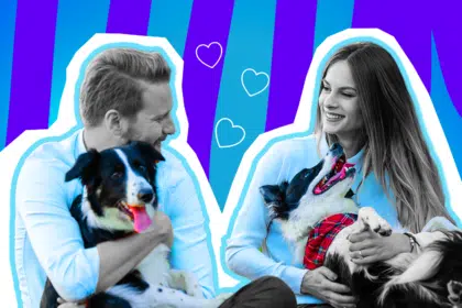 Romantische Collage zum Thema Liebe auf den ersten Blick: Ein Mann und eine Frau in Schwarz-Weiß blicken sich glücklich und verliebt an. Beide tragen hellblaue Oberteile und halten jeweils einen schwarz-weißen Hund (Border Collie) im Arm. Der Hund des Mannes hechelt mit einer leuchtend pinken Zunge, der Hund der Frau trägt ein rotes Karomuster-Halstuch. Zwischen dem Paar schweben drei weiße Herz-Icons. Das Pop-Art-Motiv vor einem blau-violetten Wellen-Hintergrund visualisiert das romantische Kennenlernen abseits von Dating-Apps – ganz klassisch beim Gassigehen.
