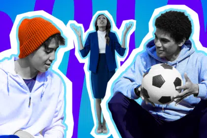 Humorvolle Collage zum Thema Schul-Dresscode und Jogginghosen-Debatte: Im Hintergrund steht eine Frau in Schwarz-Weiß, gekleidet in ein klassisch-strenges dunkelblaues Kostüm, und wirft völlig fassungslos und resigniert die Arme in die Luft. Im Vordergrund sitzen zwei entspannte Schüler in Schwarz-Weiß in betont lässiger Freizeitkleidung: Der linke trägt einen weißen Hoodie und eine leuchtend orangefarbene Beanie-Mütze, der rechte einen hellblauen Hoodie und hält locker einen Fußball in den Händen. Das Pop-Art-Motiv vor einem markanten blau-violetten Wellen-Hintergrund visualisiert pointiert den krassen modischen Kontrast, den Generationenkonflikt und die absolute Empörung über den "Gammellook" im Schulalltag.