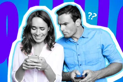 Ausdrucksstarke Collage zum Thema Kontrollzwang und Vertrauensbruch in Beziehungen: Auf der linken Seite steht eine ahnungslos lächelnde Frau in Schwarz-Weiß, die entspannt auf ihr Smartphone schaut. Sie trägt eine zartrosafarbene Bluse. Rechts hinter ihr steht ein Mann in Schwarz-Weiß in einem leuchtend blauen Hemd. Er hält sein eigenes Smartphone in den Händen, beugt sich über ihre Schulter und starrt extrem misstrauisch und kontrollierend auf ihr Display. Weiße Fragezeichen-Icons und das Pop-Art-Motiv vor einem markanten blau-violetten Wellen-Hintergrund visualisieren pointiert das heimliche Mitlesen, extreme Eifersucht und den massiven Eingriff in die Privatsphäre (z. B. durch Spiegelsoftware).