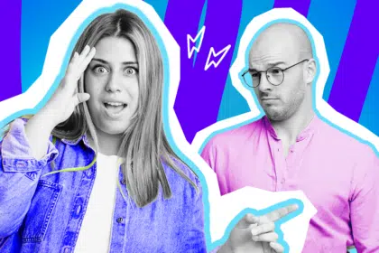 Ausdrucksstarke Collage zum Thema Bodyshaming und toxische Kommentare: Eine fassungslos blickende Frau in Schwarz-Weiß schlägt sich mit weit aufgerissenem Mund und ungläubigem Blick die Hand an die Stirn. Sie trägt ein leuchtend blaues Jeanshemd. Rechts daneben steht ein skeptisch und herablassend dreinblickender Mann mit Brille und Glatze in Schwarz-Weiß, der ein knallpinkes Hemd trägt. Weiße Blitz-Icons zwischen den beiden und das Pop-Art-Motiv vor einem blau-violetten Wellen-Hintergrund visualisieren pointiert den Schock über völlig übergriffige Aussagen und Fatshaming.