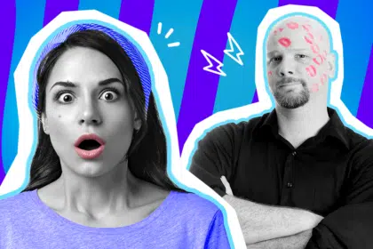 Humorvolle Collage zum Thema peinliche Alltagsmomente und Missgeschicke: Auf der linken Seite starrt eine Frau in Schwarz-Weiß mit weit aufgerissenen Augen und offenem Mund völlig schockiert und ertappt in die Kamera. Sie trägt ein leuchtend blau-violettes T-Shirt und ein farblich passendes Stirnband. Auf der rechten Seite steht ein Mann in Schwarz-Weiß mit verschränkten Armen und einem leicht resignierten, aber amüsierten Blick. Sein kompletter kahler Kopf und sein Gesicht sind über und über mit knallroten Lippenstift-Küssen bedeckt. Weiße Blitz-Icons und das Pop-Art-Motiv vor einem markanten blau-violetten Wellen-Hintergrund visualisieren pointiert den absoluten "Oh mein Gott"-Moment, peinliche Verwechslungen und das klassische Gefühl, wenn man am liebsten einfach nur im Boden versinken möchte.