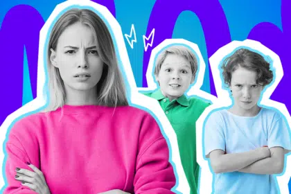 Ausdrucksstarke Collage zum Thema Zivilcourage und Erziehung: Im Vordergrund steht eine streng und tadelnd blickende Frau in Schwarz-Weiß mit verschränkten Armen. Sie trägt einen leuchtend pinken Pullover. Hinter ihr sind zwei Jungen in Schwarz-Weiß zu sehen: Einer trägt ein knallgrünes Poloshirt und blickt ertappt sowie leicht erschrocken, der andere trägt ein hellblaues T-Shirt, hat die Arme verschränkt und schaut eher trotzig drein. Weiße Blitz-Icons zwischen ihnen und das Pop-Art-Motiv vor einem markanten blau-violetten Wellen-Hintergrund visualisieren pointiert die angespannte Situation, die nötige Standpauke und den mutigen Moment, wenn Erwachsene bei Fehlverhalten konsequent eingreifen.