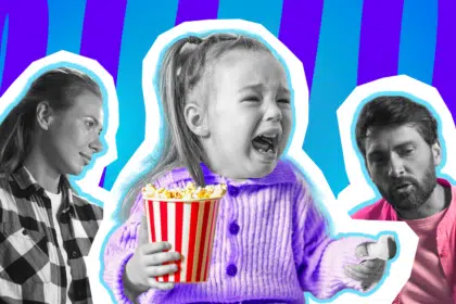 Humorvolle Collage zum Thema Kino-Drama mit Kindern: In der Mitte weint ein kleines Kind in Schwarz-Weiß bitterlich. Es trägt eine leuchtend lila Strickjacke und hält einen klassischen rot-weiß gestreiften Popcorn-Becher in der Hand. Links beobachtet eine Frau im karierten Hemd die Szene skeptisch, während rechts ein genervt blickender Mann in einem knallpinken Hemd steht. Das Pop-Art-Motiv vor einem blau-violetten Wellen-Hintergrund visualisiert humorvoll das absolute Gefühlschaos und den elterlichen Frust, wenn der Kinobesuch an der FSK-Freigabe scheitert.