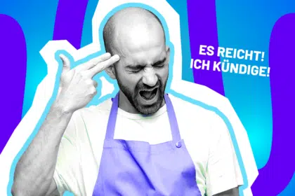 Ausdrucksstarke Collage zum Thema Job-Frust und Kündigung: Ein extrem gestresster und lauthals schreiender Mann mit Glatze in Schwarz-Weiß formt seine Hand zu einer imaginären Pistole und richtet sie verzweifelt gegen seine Schläfe. Er trägt ein weißes T-Shirt und eine helllila Schürze. Rechts neben seinem Kopf steht der weiße Schriftzug „ES REICHT! ICH KÜNDIGE!“. Das Pop-Art-Motiv vor einem markanten blau-violetten Wellen-Hintergrund visualisiert lautstark den absoluten Überlastungsmoment, toxische Arbeitsbedingungen und die erlösende Entscheidung, den Job endlich hinzuschmeißen.