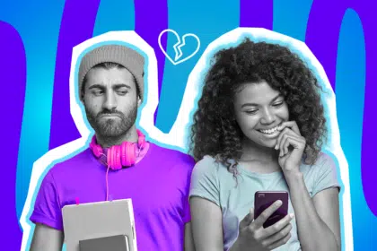 Humorvolle Collage zum Thema Beziehungs-Fails und Red Flags: Ein genervt blickender Mann mit Beanie, lilafarbenem T-Shirt und pinken Kopfhörern schaut skeptisch zu einer lächelnden Frau in Schwarz-Weiß, die gebannt auf ihr Smartphone blickt. Zwischen den beiden schwebt ein weißes Icon eines gebrochenen Herzens. Das Pop-Art-Motiv vor einem blau-violetten Wellen-Hintergrund visualisiert das Ignorieren von Warnsignalen und emotionale Distanz in toxischen Beziehungen.