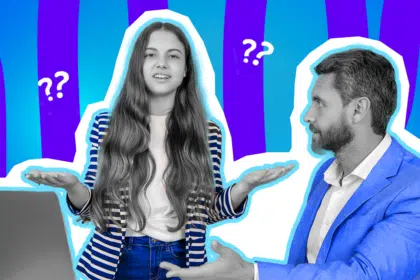 Humorvolle Collage zum Thema Schulalltag und unwissende Lehrkräfte: Eine verwirrt blickende Schülerin in Schwarz-Weiß zuckt ratlos mit den Schultern und dreht die Handflächen nach oben. Sie trägt einen blau-weiß gestreiften Blazer. Rechts neben ihr sitzt ein ebenfalls fragend dreinblickender Mann (Lehrer) mit Bart in Schwarz-Weiß, der ein leuchtend blaues Sakko trägt und gestikulierend auf einen teilweise sichtbaren Laptop deutet. Weiße Fragezeichen-Icons und das Pop-Art-Motiv vor einem blau-violetten Wellen-Hintergrund visualisieren humorvoll die gegenseitige Planlosigkeit und die absurden Momente, wenn Lehrkräfte offensichtlich selbst keine Ahnung haben.