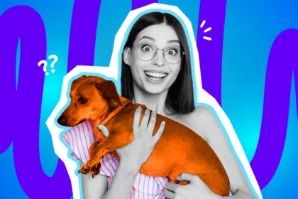 Humorvolle Collage zum Thema verrückte Verwandtschaft und Familien-Wahnsinn: Eine Frau in Schwarz-Weiß mit runder Brille, weit aufgerissenen Augen und einem leicht irren, überbreiten Grinsen blickt extrem enthusiastisch direkt in die Kamera. Sie trägt ein hell gestreiftes Oberteil und hält im starken farblichen Kontrast einen leuchtend orange-braunen Dackel im Arm, der ein wenig irritiert zur Seite schaut. Weiße Fragezeichen- und Ausrufezeichen-Icons sowie das Pop-Art-Motiv vor einem markanten blau-violetten Wellen-Hintergrund visualisieren pointiert die exzentrische Energie, den herrlich chaotischen Vibe und den stolzen Entschluss, alle gesellschaftlichen Normen über Bord zu werfen