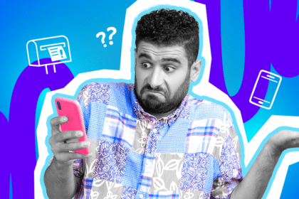 Humorvolle Collage zum Thema Ausreden und E-Mail-Kommunikation: Ein ertappt und leicht schuldbewusst blickender Mann in Schwarz-Weiß (mit gemustertem Hemd) starrt auf sein Smartphone und zieht entschuldigend und ahnungslos die Schultern hoch. In seiner Hand leuchtet das Handy in einem grellen Pink. Weiße Icons (ein Briefkasten mit einer ungelesenen Nachricht, Fragezeichen und ein Smartphone) sowie das Pop-Art-Motiv vor einem markanten blau-violetten Wellen-Hintergrund visualisieren pointiert das absichtliche Ignorieren von Nachrichten, kreative Ausreden im Büroalltag und das klassische "Ups, das muss wohl im Spam gelandet sein"-Gefühl.