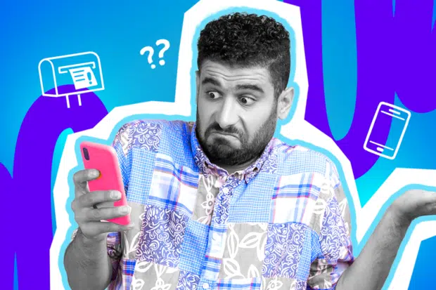 Humorvolle Collage zum Thema Ausreden und E-Mail-Kommunikation: Ein ertappt und leicht schuldbewusst blickender Mann in Schwarz-Weiß (mit gemustertem Hemd) starrt auf sein Smartphone und zieht entschuldigend und ahnungslos die Schultern hoch. In seiner Hand leuchtet das Handy in einem grellen Pink. Weiße Icons (ein Briefkasten mit einer ungelesenen Nachricht, Fragezeichen und ein Smartphone) sowie das Pop-Art-Motiv vor einem markanten blau-violetten Wellen-Hintergrund visualisieren pointiert das absichtliche Ignorieren von Nachrichten, kreative Ausreden im Büroalltag und das klassische "Ups, das muss wohl im Spam gelandet sein"-Gefühl.