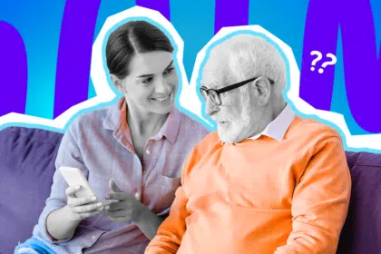 Humorvolle Collage zum Thema künstliche Intelligenz und heimliche Suchanfragen: Eine lächelnde Frau in Schwarz-Weiß hält ein Smartphone in der Hand und zeigt einem aufmerksam dreinblickenden älteren Mann mit Brille etwas auf dem Display. Während sie farblos bleibt, sticht der Mann in einem leuchtend orangefarbenen Pullover stark hervor. Sie sitzen gemeinsam auf einem lilafarbenen Sofa. Weiße Fragezeichen-Icons und das Pop-Art-Motiv vor einem markanten blau-violetten Wellen-Hintergrund visualisieren pointiert die unzähligen, oft leicht peinlichen Fragen des Alltags, die man aus Angst vor Fremdscham lieber einer KI als echten Menschen stellt.