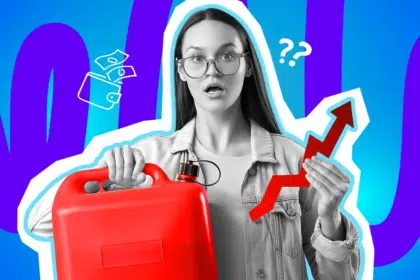 Humorvolle Collage zum Thema explodierende Spritpreise und Tankrabatt: Eine völlig fassungslos und schockiert blickende Frau mit Brille in Schwarz-Weiß hält einen leuchtend roten Benzinkanister in der rechten und einen knallroten, steil nach oben zeigenden zackigen Pfeil (Symbol für steigende Preise) in der linken Hand. Sie trägt eine Jeansjacke. Weiße Icons eines Portemonnaies, aus dem Geldscheine fliegen, schwebende Fragezeichen und das Pop-Art-Motiv vor einem blau-violetten Wellen-Hintergrund visualisieren pointiert die Verzweiflung der Autofahrer über die massive Inflation und die horrenden Energiekosten.