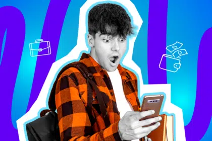 Humorvolle Collage zum Thema Gen Z, Arbeitsmoral und Finanzen: Ein völlig schockiert dreinblickender junger Mann in Schwarz-Weiß mit typischem Wuschel-Haarschnitt starrt mit aufgerissenem Mund ungläubig auf sein Smartphone. Er trägt ein leuchtend orange-schwarz kariertes Holzfällerhemd, einen Rucksack und klemmt sich Bücher unter den Arm. Weiße Icons – ein klassischer Aktenkoffer und ein Portemonnaie, aus dem die Geldscheine förmlich davonfliegen – sowie das Pop-Art-Motiv vor einem markanten blau-violetten Wellen-Hintergrund visualisieren pointiert das absolute Klischee der Generation Z: die ewige Zerrissenheit zwischen chronischer Pleite, traditioneller Arbeitswelt und dem unwiderstehlichen Drang, lieber das Handy zu checken, als ins Büro zu gehen.