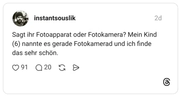 Sagt ihr Fotoapparat oder Fotokamera? Mein Kind (6) nannte es gerade Fotokamerad und ich finde das sehr schön.