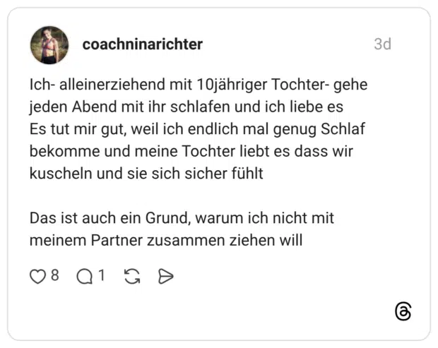 Ich- alleinerziehend mit 10jähriger Tochter- gehe jeden Abend mit ihr schlafen und ich liebe es Es tut mir gut, weil ich endlich mal genug Schlaf bekomme und meine Tochter liebt es dass wir kuscheln und sie sich sicher fühlt Das ist auch ein Grund, warum ich nicht mit meinem Partner zusammen ziehen will