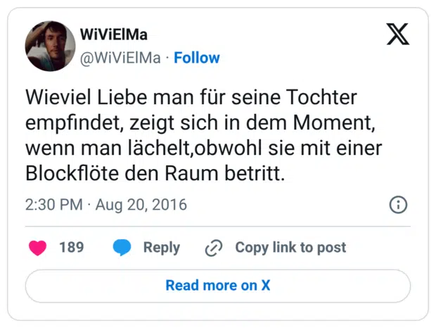 Wieviel Liebe man für seine Tochter empfindet, zeigt sich in dem Moment, wenn man lächelt,obwohl sie mit einer Blockflöte den Raum betritt.