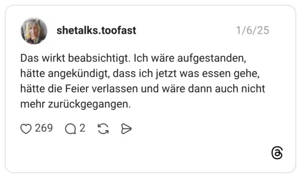 Das wirkt beabsichtigt. Ich wäre aufgestanden, hätte angekündigt, dass ich jetzt was essen gehe, hätte die Feier verlassen und wäre dann auch nicht mehr zurückgegangen.