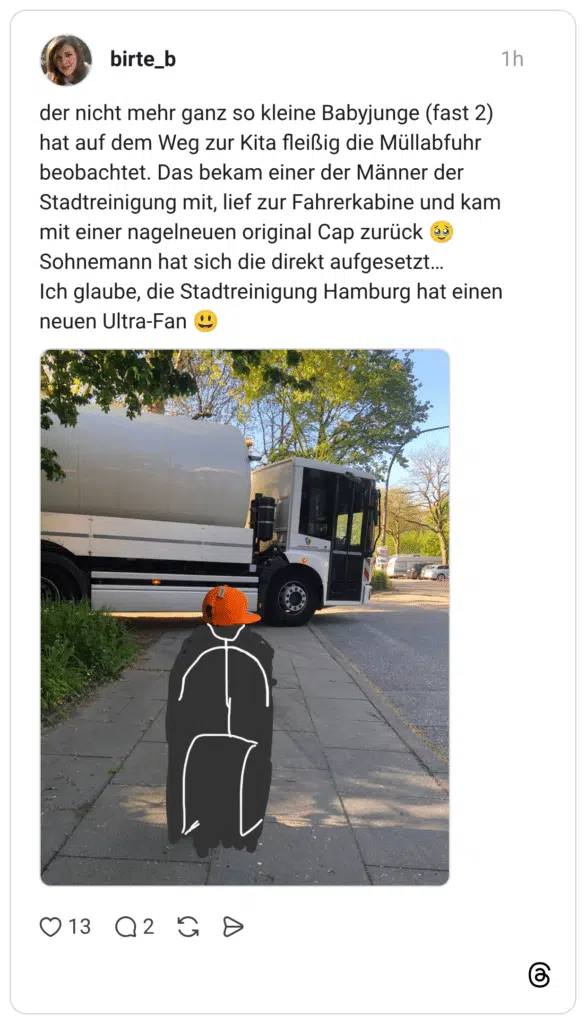 der nicht mehr ganz so kleine Babyjunge (fast 2) hat auf dem Weg zur Kita fleißig die Müllabfuhr beobachtet. Das bekam einer der Männer der Stadtreinigung mit, lief zur Fahrerkabine und kam mit einer nagelneuen original Cap zurück 🥹 Sohnemann hat sich die direkt aufgesetzt… Ich glaube, die Stadtreinigung Hamburg hat einen neuen Ultra-Fan 😃