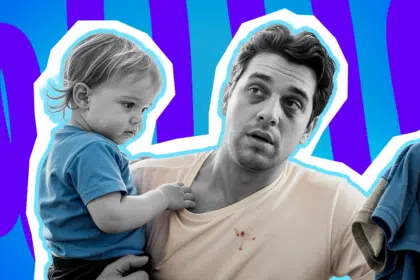 Ausdrucksstarke Collage zum Thema Eltern-Realität und Erschöpfung im Familienurlaub: Im Zentrum steht ein völlig übermüdeter Vater in Schwarz-Weiß, der mit dunklen Augenringen und einem leeren, verzweifelten Blick nach oben schaut. Er trägt ein helles T-Shirt mit einem auffälligen Schmutz- oder Essensfleck auf der Brust. Auf dem Arm hält er ein Kleinkind in Schwarz-Weiß, das ein leuchtend blaues T-Shirt trägt, welches farblich extrem stark hervortritt. Am rechten Bildrand ist ein Stapel unordentlicher Wäsche zu erkennen. Das Pop-Art-Motiv vor einem markanten blau-violetten Wellen-Hintergrund visualisiert pointiert den massiven Schlafmangel junger Eltern, die ungeschönte Realität der Care-Arbeit und die bittere Erkenntnis, dass ein Urlaub mit Kleinkindern oft nur ein stressiger Ortswechsel unter erschwerten Bedingungen ist.
