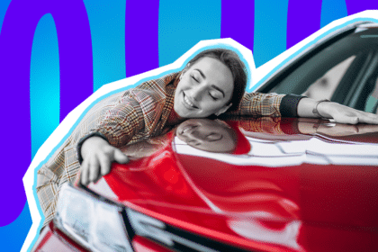 Humorvolle Collage zum Thema Autoliebe, Park-Fails und Fahralltag: Im Zentrum steht eine junge Frau in Schwarz-Weiß, die mit geschlossenen Augen und einem seligen Lächeln die Motorhaube eines leuchtend roten, glänzenden Autos innig umarmt. Das rote Auto tritt farblich extrem stark hervor und das Gesicht der Frau spiegelt sich leicht im polierten Lack. Sie trägt einen karierten Blazer. Das Pop-Art-Motiv vor einem markanten blau-violetten Wellen-Hintergrund visualisiert pointiert die tiefe, emotionale Bindung zum eigenen Fahrzeug, die im starken, ironischen Kontrast zum täglichen Wahnsinn der Parkplatzsuche und der puren Verzweiflung beim seitlichen Einparken steht.