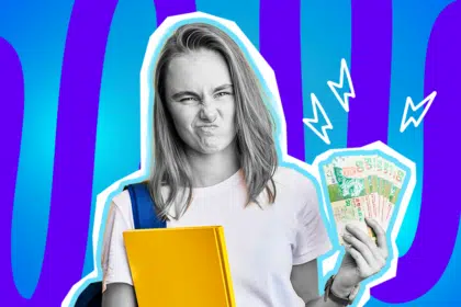 Humorvolle Collage zum Thema Studentenleben, BAföG-Antrag und Bürokratie-Wahnsinn: Im Zentrum steht eine junge Studentin in Schwarz-Weiß, die extrem genervt, skeptisch und leicht angewidert das Gesicht verzieht. Sie trägt ein weißes T-Shirt und hat den leuchtend blauen Gurt eines Rucksacks über der Schulter. Unter dem rechten Arm klemmt ein knallgelbes Buch, während sie in der linken Hand fassungslos einen aufgefächerten Stapel bunter Geldscheine hält. Die farbigen Elemente treten extrem stark hervor. Weiße Blitz-Icons neben ihr und das Pop-Art-Motiv vor einem markanten blau-violetten Wellen-Hintergrund visualisieren pointiert den absoluten Frust, den endlosen Papierkram und den bitteren Moment, wenn man den lächerlich geringen BAföG-Bescheid nach Monaten der Bürokratie endlich in den Händen hält.