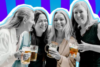 Humorvolle Collage zum Thema Sommerzeit, Freundschaft und Biergarten-Idylle: Im Zentrum stehen vier Frauen in Schwarz-Weiß dicht beieinander, die fröhlich und ausgelassen zusammen lachen. Sie halten jeweils einen großen, gläsernen Bierkrug in den Händen, wobei das goldgelbe Bier farblich extrem stark hervortritt. Das Pop-Art-Motiv vor einem markanten blau-violetten Wellen-Hintergrund visualisiert pointiert die gesellige Sommerstimmung, das gemeinsame Anstoßen nach Feierabend und den klassischen Biergartenbesuch – der im perfekten Kontrast zu der oft chaotischen Realität mit Wespen und kuriosen Gesprächen vom Nachbartisch steht.