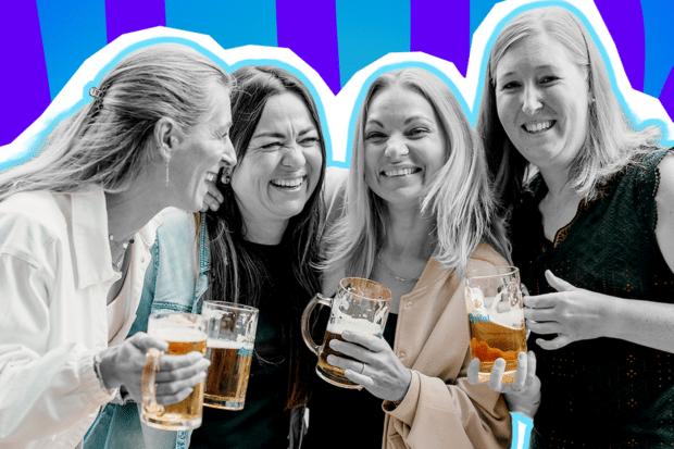 Humorvolle Collage zum Thema Sommerzeit, Freundschaft und Biergarten-Idylle: Im Zentrum stehen vier Frauen in Schwarz-Weiß dicht beieinander, die fröhlich und ausgelassen zusammen lachen. Sie halten jeweils einen großen, gläsernen Bierkrug in den Händen, wobei das goldgelbe Bier farblich extrem stark hervortritt. Das Pop-Art-Motiv vor einem markanten blau-violetten Wellen-Hintergrund visualisiert pointiert die gesellige Sommerstimmung, das gemeinsame Anstoßen nach Feierabend und den klassischen Biergartenbesuch – der im perfekten Kontrast zu der oft chaotischen Realität mit Wespen und kuriosen Gesprächen vom Nachbartisch steht.
